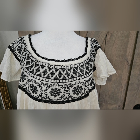 AMERICAN EAGLE Boho Chic cotton embroidered swing top. Ivory/black. Size Medium - Picture 5 of 12
